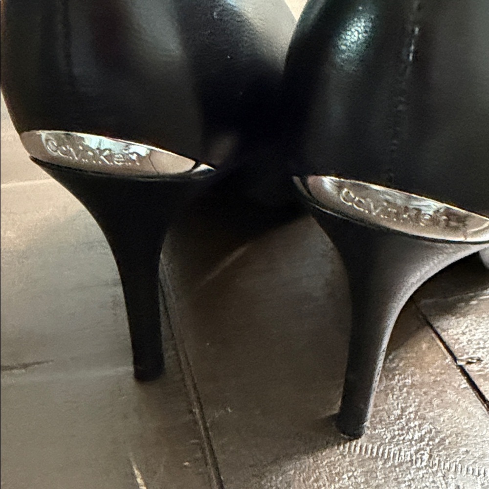 Calvin Klein Black Pointed-Toe Leather Pumps - Picture 6 of 12